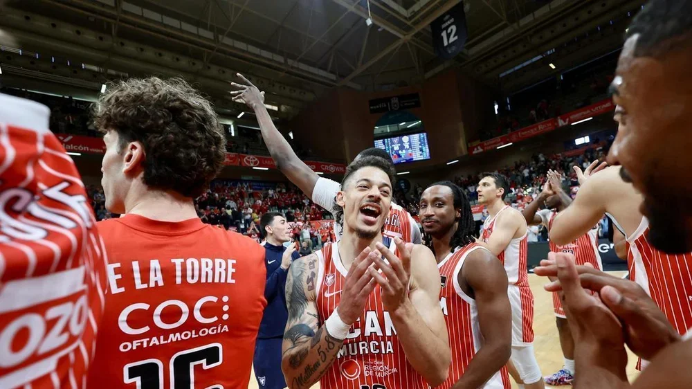 Jonah Radebaugh junto al resto de la plantilla del UCAM Murcia celebrando el triunfo ante el Bàsquet Girona.