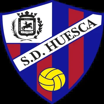 Huesca y Sanse se disputaron el dominio en los primeros compases, pero se acabó imponiendo el cuadro local tras varias llegadas muy rápidas que no acertó a rematar entre los tres palos Sergi Enrich. La Real Sociedad B creció y acabó haciendo el primero tras un sensacional cabezazo de Lander Astiazaran para aprovechar un centro de Ibai Aguirre. La distancia pudo ser mayor de no ser porque Gorka Carrera estrelló un disparo en el palo.El Huesca salió con mucha más intensidad tras el tiempo de descanso y José Luis Oltra comenzó a mover su banquillo para cargar de delanteros el ataque del Huesca. La experiencia fue un grado para el cuadro altoaragonés que consiguió sacar una tarjeta roja al Sanse tras una patada a destiempo de Mikel Rodríguez. Cuando los locales se relamían viendo la superioridad, golpeó la Real Sociedad B que aprovechó un contraataque en las botas de Job Ochieng para sentenciar el partido y sellar la permanencia a tres jornadas del final. Jordi Escobar recortó distancias en el tiempo de descuento, pero no fue suficiente.