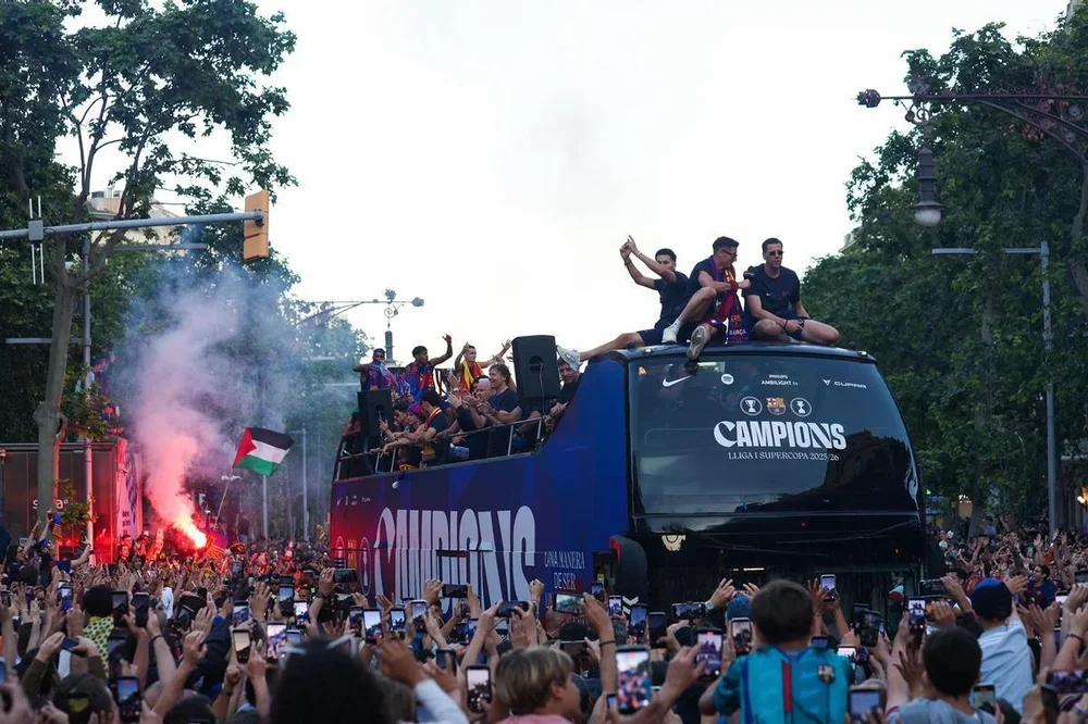 Los jugadores del Barça celebran el título de Liga por las calles de Barcelona